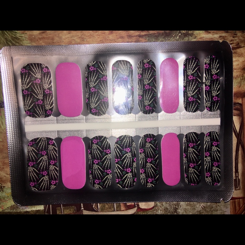 Glow in Dark Bones!Halloween FFB Nail Polish Wrap!